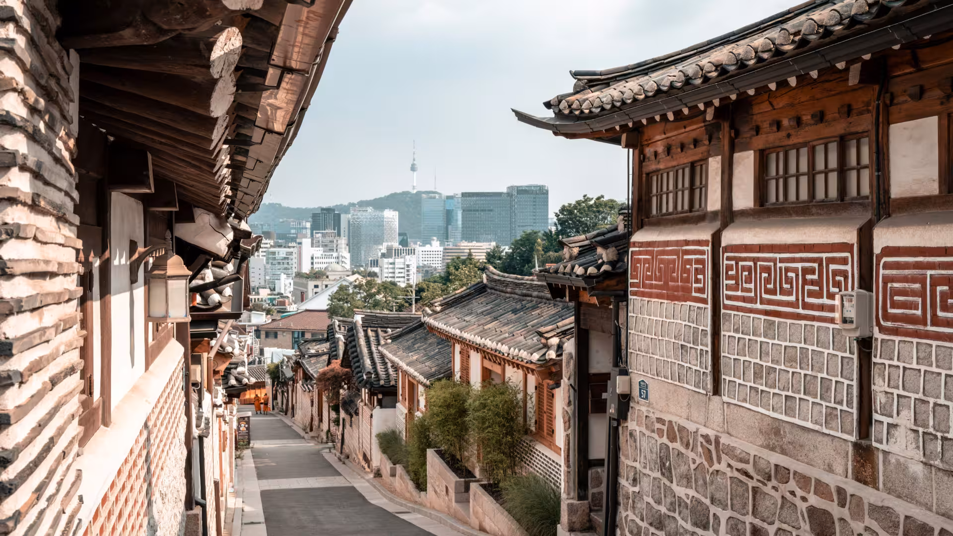 Vista del Bukchon Hanok Village con las montañas de Seúl al fondo